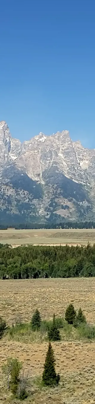Fahre durch die imposante Berglandschaft dieses Geheimtipps